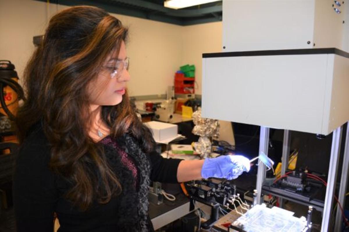 La científica Nina Vaidya, en su laboratorio