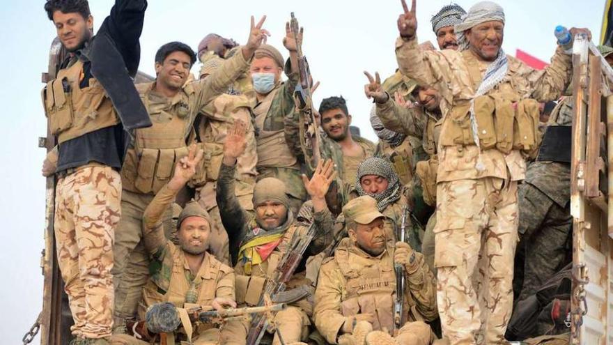 Un grupo de la milicia chií Multitud Popular, en una población al sur de Mosul. // Reuters