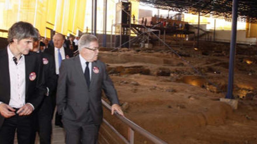 José Miguel Bravo de Laguna visita la Cueva Pintada en compañía de Iñaki Sáenz (i), director de la instalación.