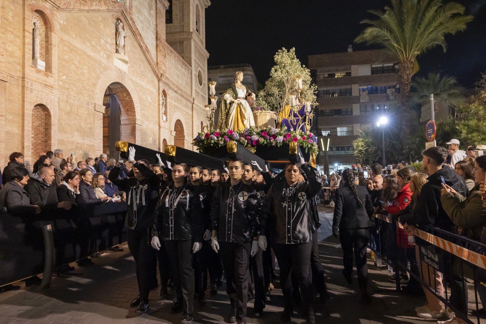 Aquí las imágenes de la Procesión de Lunes Santo en Torrevieja