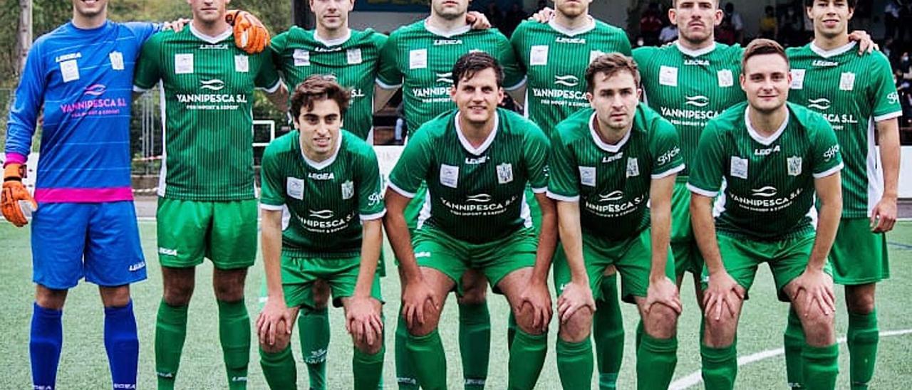 Formación del Deva. Por la izquierda, de pie, Iván, Migue, Antuña, Conesa, Pérez, Sergio y Ventura; agachados, Jaime, Carlos Somolinos, Paniagua y Garci, antes del partido del ascenso en El Sotón. | Foto cedida por el Club Deportivo Deva