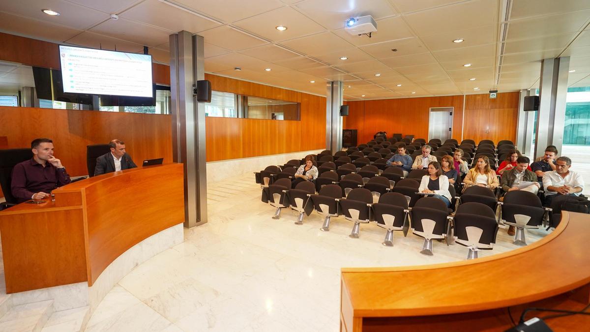 Mariano Juan y José Francisco Reynés, a la izquierda, durante la charla sobre el nuevo decreto de vivienda con los representantes de los ayuntamientos.