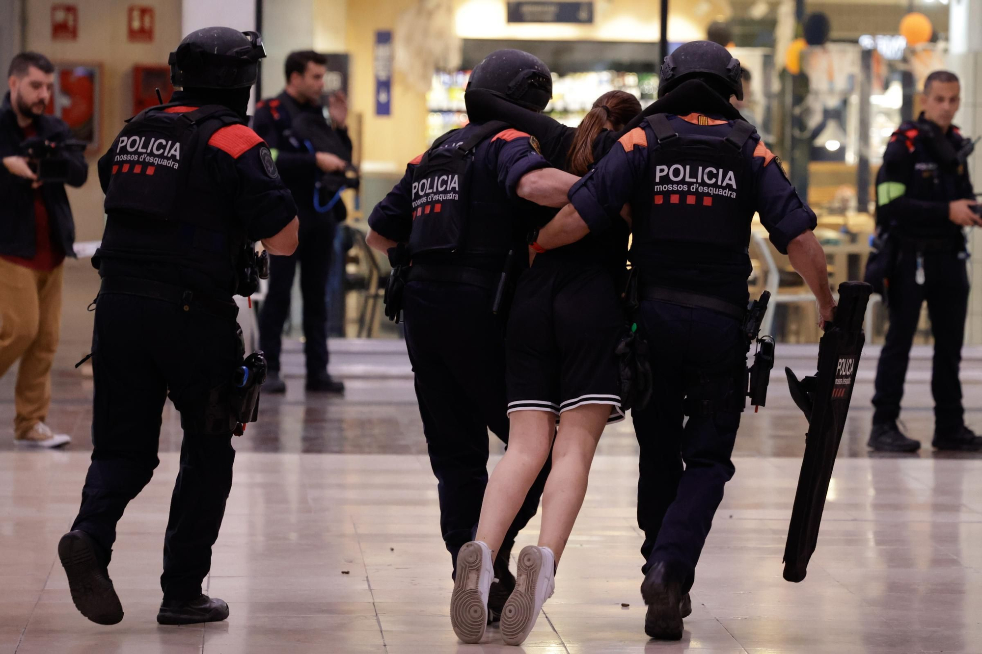 EN FOTOS | Un gran simulacre a Sants posa a prova la resposta a un atemptat terrorista