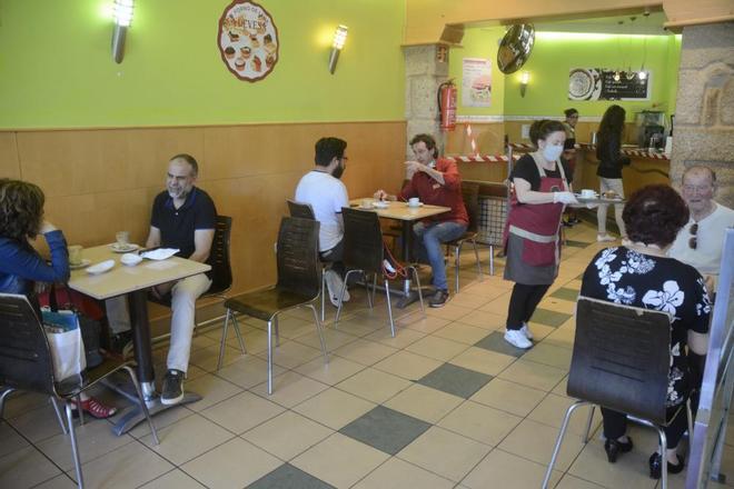 La vida vuelve al interior de los bares