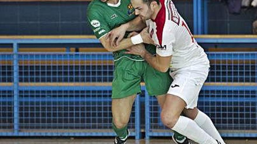 Un jugador de cada equipo lucha por controlar el cuero.