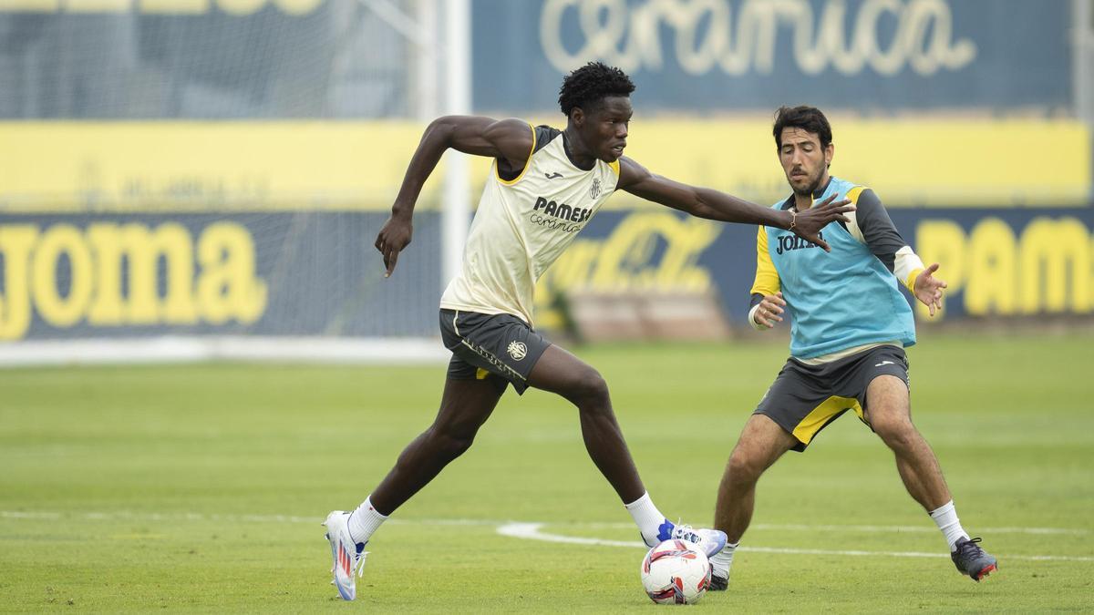 Thierno Barry (i) y Dani Parejo (d) se antojan titulares con el Villarreal en el duelo ante el líder de LaLiga, el FC Barcelona, en La Cerámica.