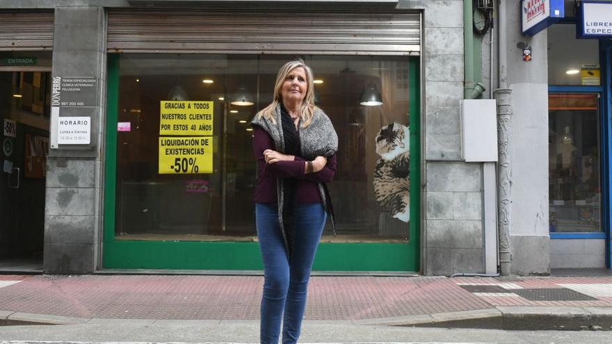 Sara María González, encargada de Don Perro, este miércoles frente a la tienda.