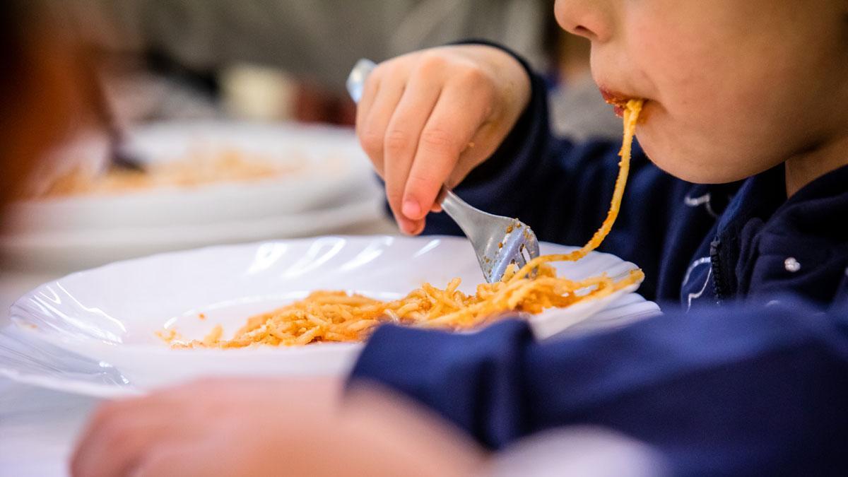 Preparación de un menú en la escuela Dovella, centro que participa en la prueba piloto de ofrecer menos carne roja y más proteína vegetal