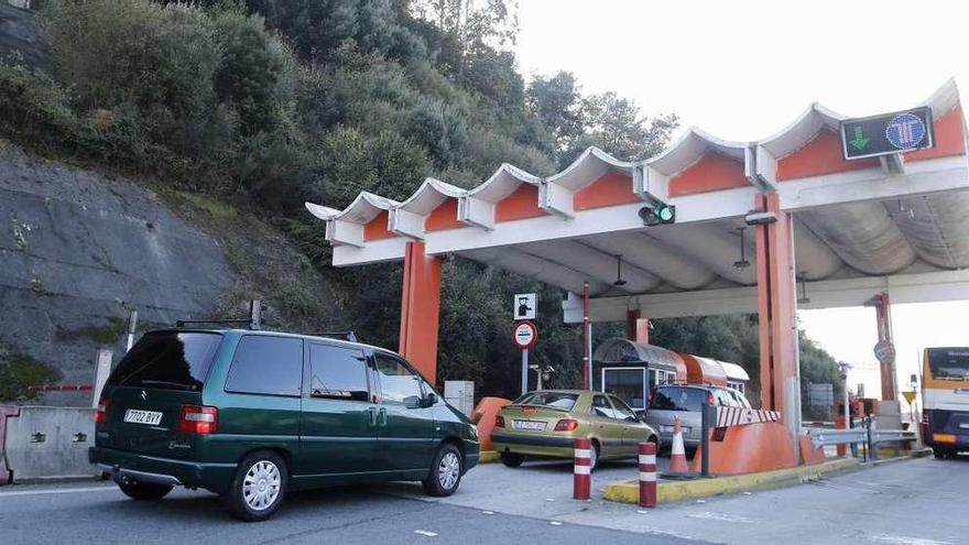 Cabina de peaje que grava el uso del tramo de la AP-9 entre Vigo y Redondela. // Alba Villar