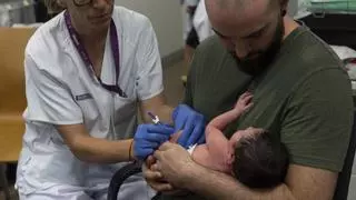 "Conocemos bebés que lo han pasado fatal así que agradecemos la vacuna para nuestro hijo"
