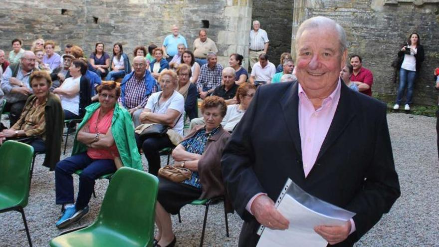 Sánchez Ocaña, el pasado jueves, en el patio del monasterio de Santa María de Villanueva de Oscos.