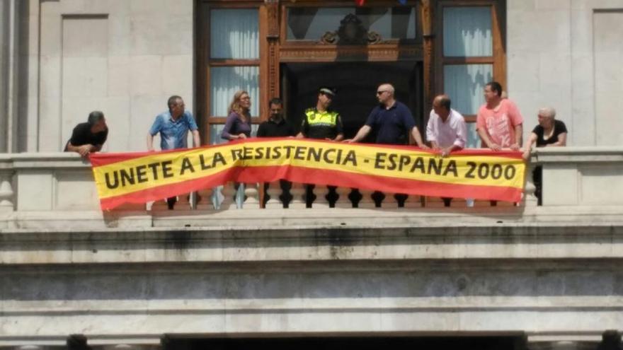 La policía obliga a España 2000 a quitar una bandera del balcón