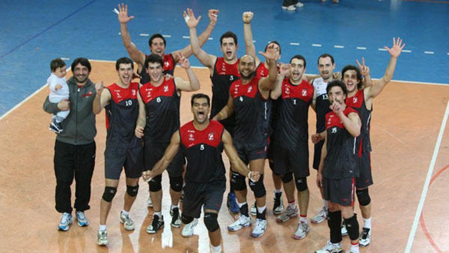 Los jugadores del Club Vigo Voleibol festejan su ascenso, ayer en el pabellón de Coia. // Jesús de Arcos
