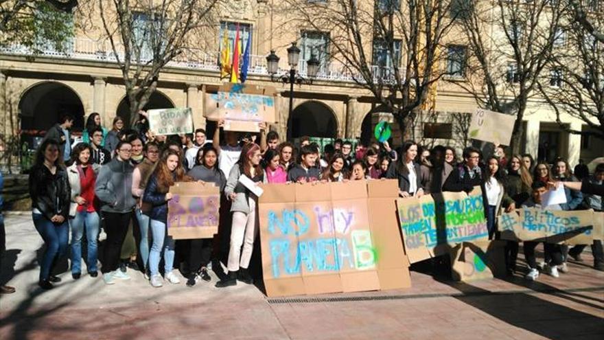 Cientos de jóvenes se movilizan contra el cambio climático en la comunidad