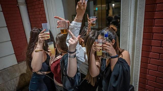 Les famílies amb adolescents es pregunten si han de deixar sortir els seus fills en festes i revetlles on corre l’alcohol.