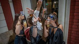 ¿Debo dejar que mi hija de 14 años salga sola con sus amigas en la fiesta mayor, donde el alcohol corre libremente?