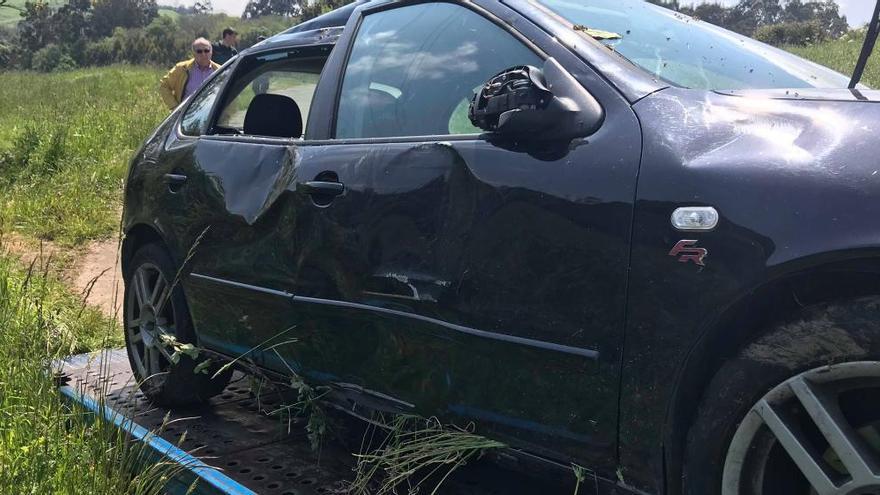 El coche accidentado, subido a la grúa esta mañana.