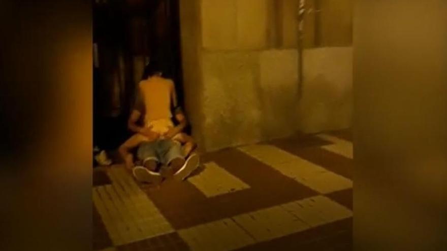 Graban a una pareja practicando sexo en plena calle San Vicente de Castellón