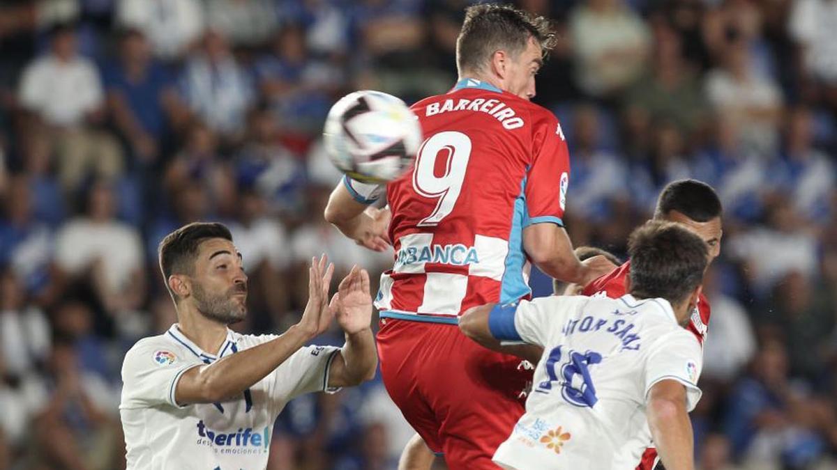 Manu Barreiro, de espaldas, pelea un balón en un encuentro ante el CD Tenerife.