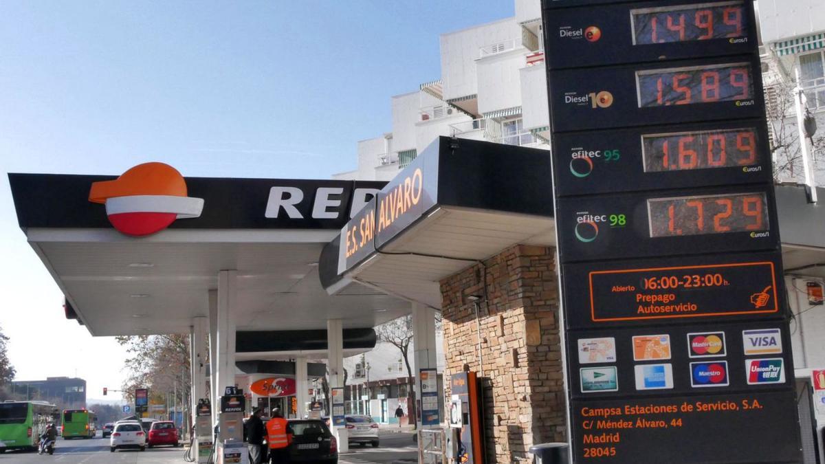 En el centro de Córdoba: La gasolinera de San Álvaro informa de los precios de los carburantes.