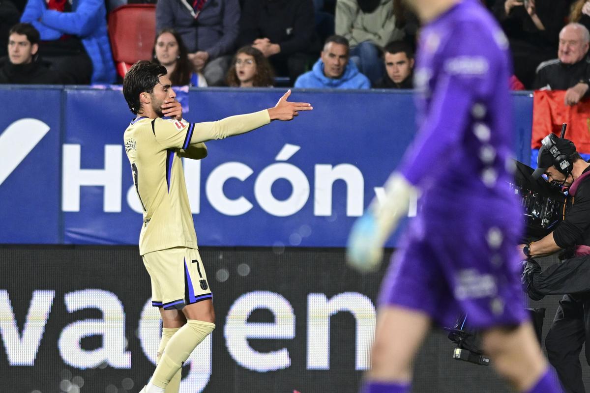 PAMPLONA, 02/05/2026.- El delantero del Barcelona Ferrán Torres celebra tras marcar el 0-1, durante el partido de LaLiga de fútbol que CA Osasuna y FC Barcelona disputan este sábado en el estadio de El Sadar, en Pamplona. EFE/Iñaki Porto