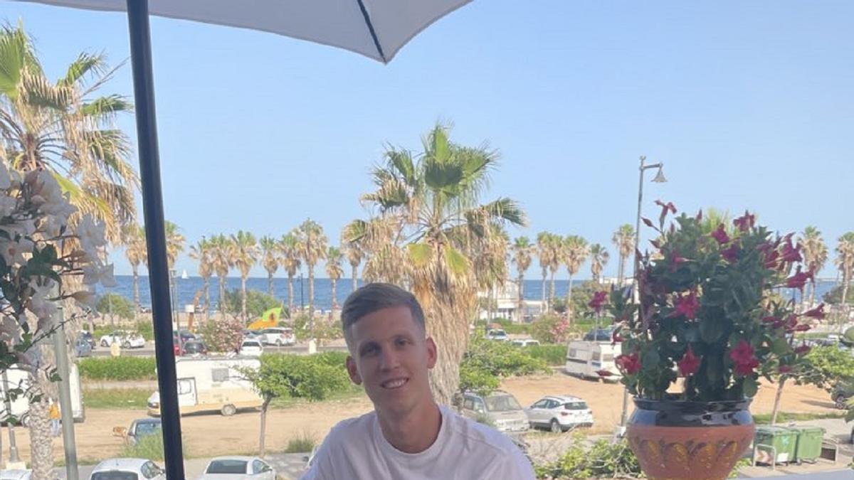 El futbolista Dani Olmo en una terraza junto a la playa de la Malva-rosa en València.