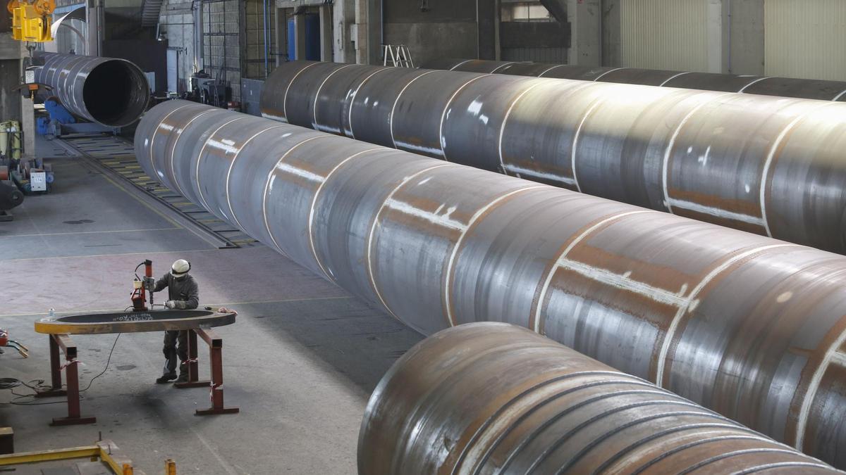 Monopiles en producción en las naves de Tadarsa.