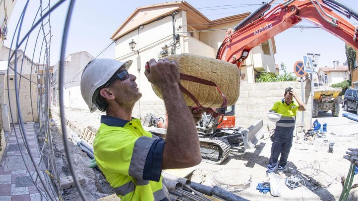 Un empleado bebe agua para refrescarse. |