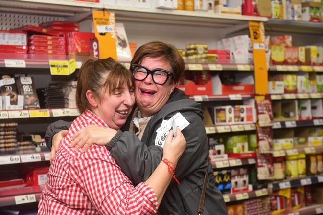 Trabajadoras del supermercado Familia de la calle Alcalde Lens, en A Coruña, celebran que les ha tocado el tercer premio del sorteo de Lotería de Navidad.