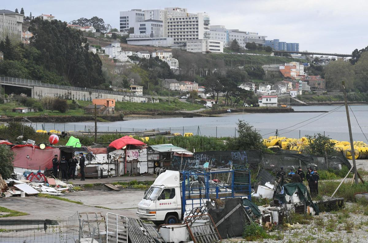 Adiós a la última chabola de A Pasaxe y a dos construcciones ocupadas de forma ilegal junto a la ría