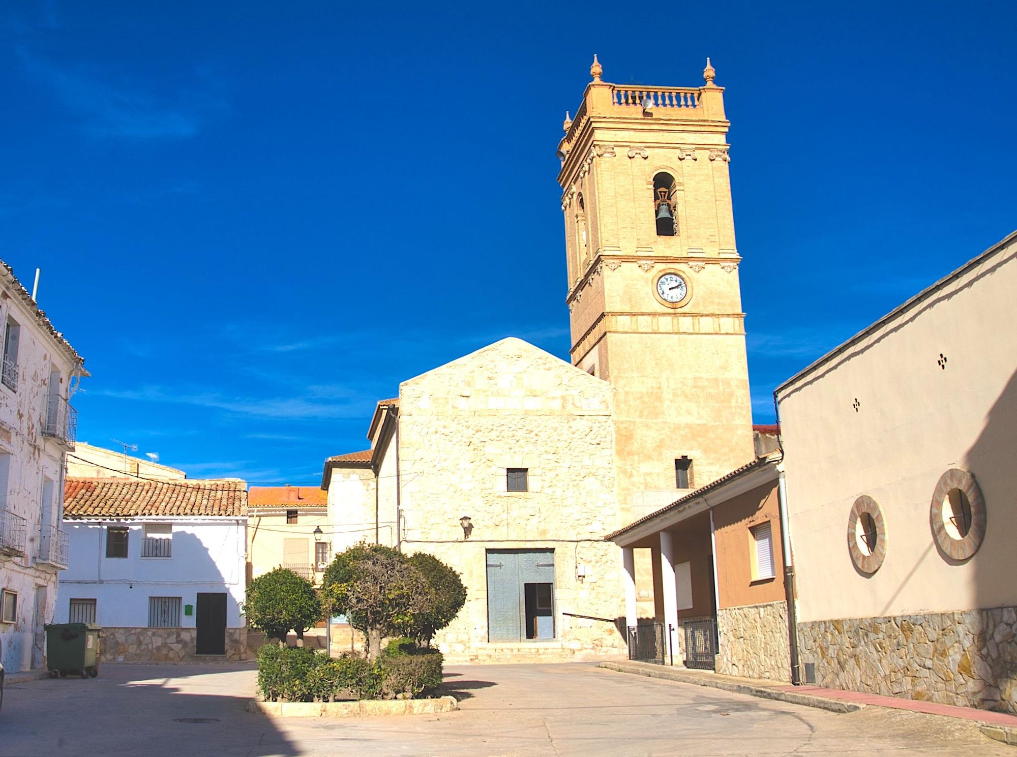 Fuenterrobles, almendros y viñedos en la Meseta valenciana