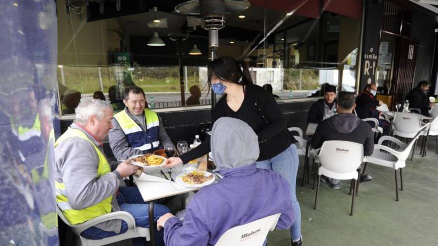 Una camarera sirve la comida a un grupo de clientes en un restaurante de Silleda. |   // BERNABÉ/JAVIER LALÍN