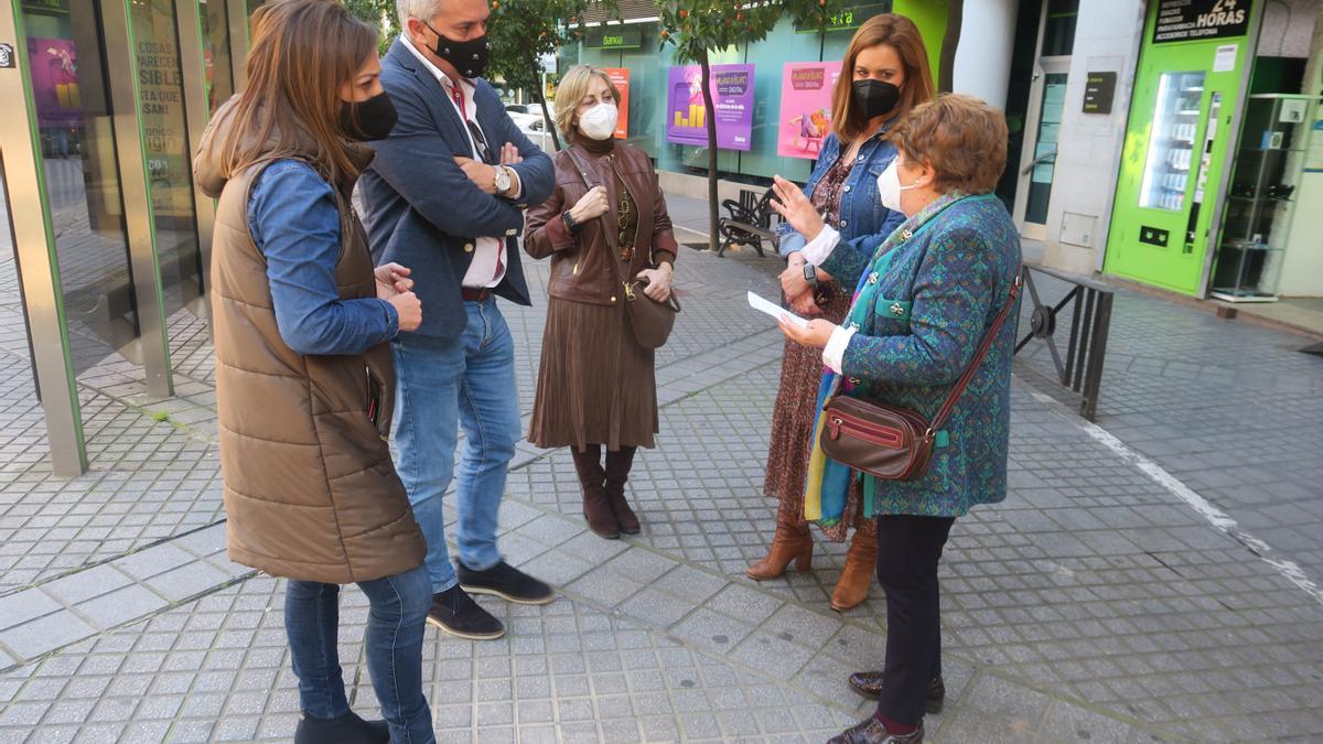 Los concejales socialistas de Córdoba, con los vecinos de Ciudad Jardín.