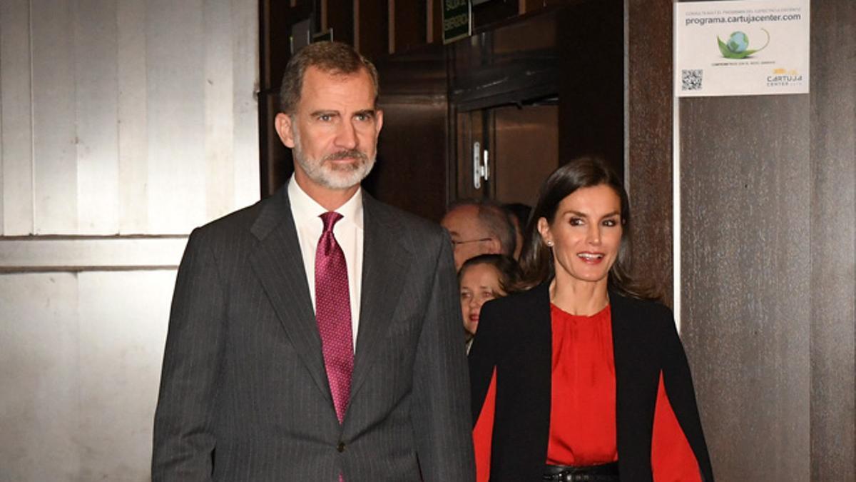 La reina Letizia con una falda negra con estampado de flores