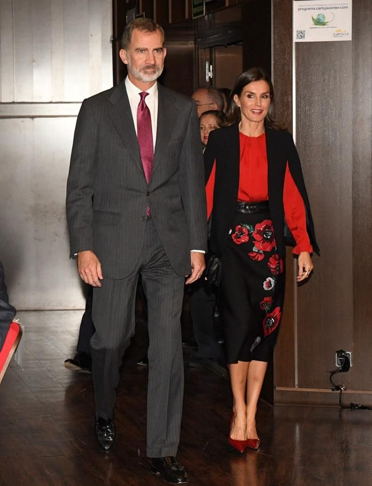 La reina Letizia con una falda negra con estampado de flores
