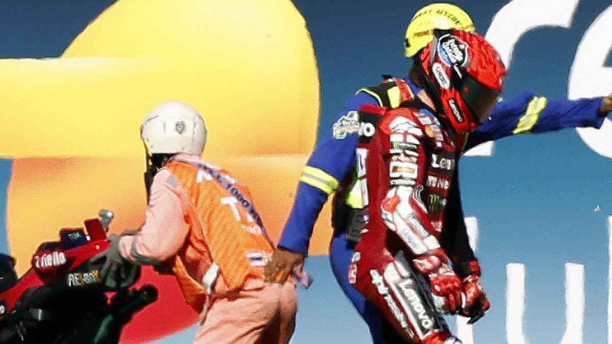 Marc Márquez, després de punxar ahir en el GP de Tailàndia. | RUNGROJ YONGRIT / EFE
