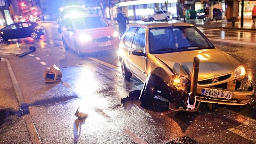 El coche que sufrió el impacto, visiblemente dañado.