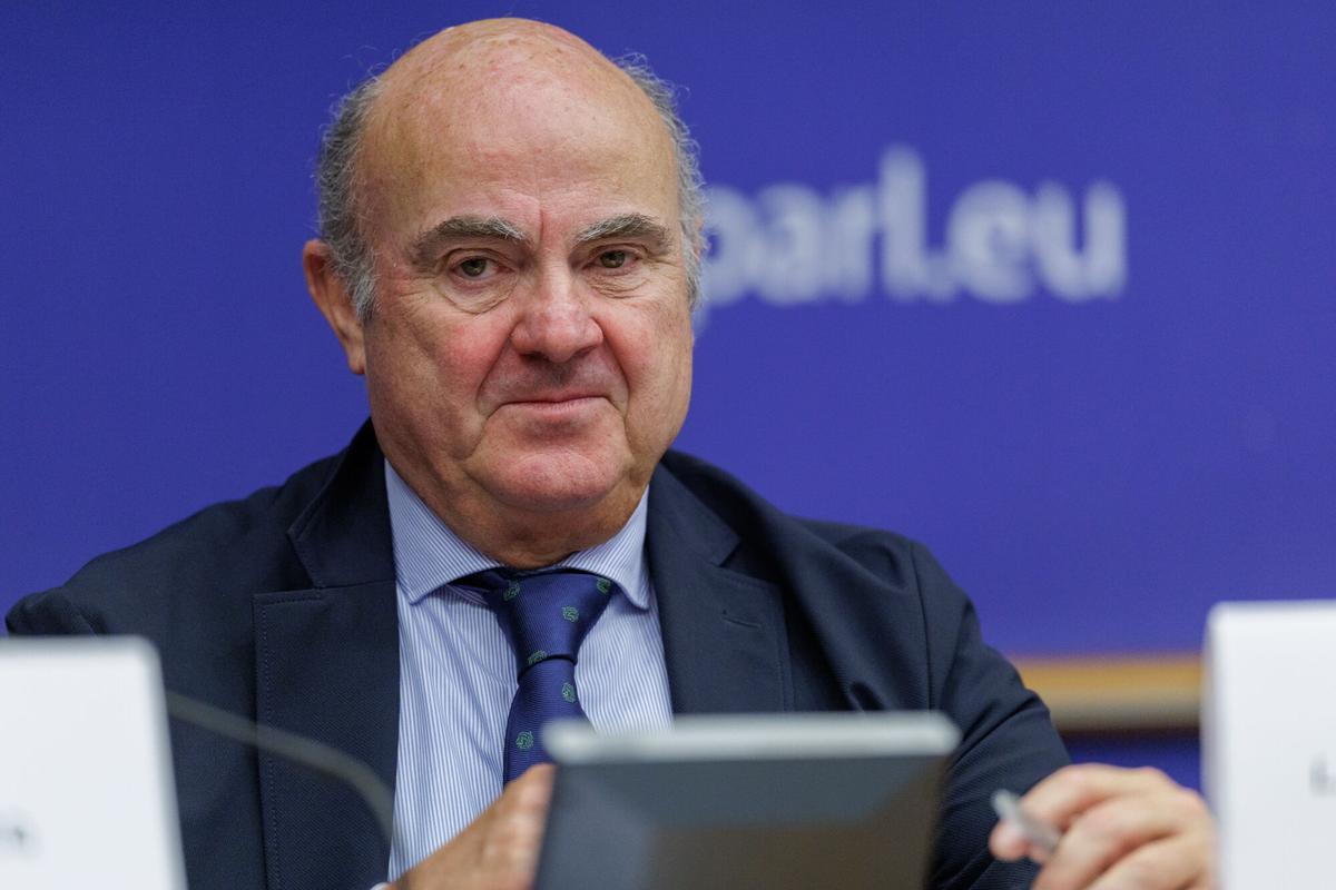 BELGIUM (BRUSSELS), 04/05/2026.- European Central Bank Vice-President Luis de Guindos looks on before the European Parliament’s Committee on Economic and Monetary Affairs following the presentation of the 2025 ECB Annual Report, in Brussels, Belgium, 04 May 2025. (Bélgica, Bruselas) EFE/EPA/OLIVIER MATTHYS