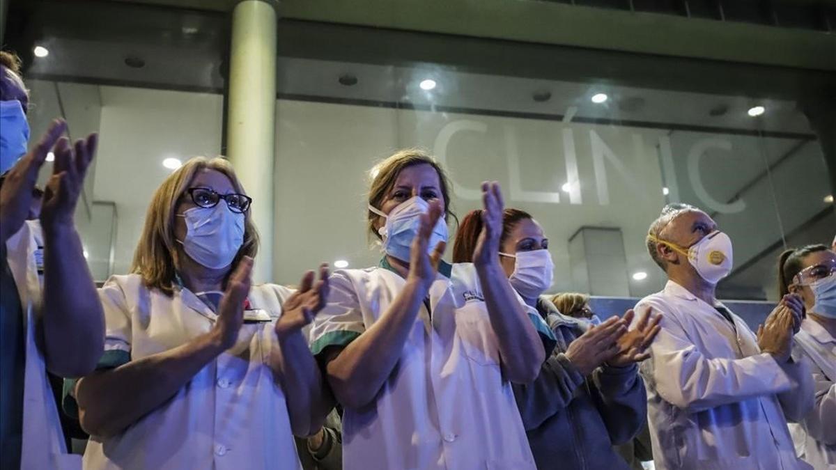 Médicos y enfermeras reciben el aplauso de la gente frente al Hospital Clínic.