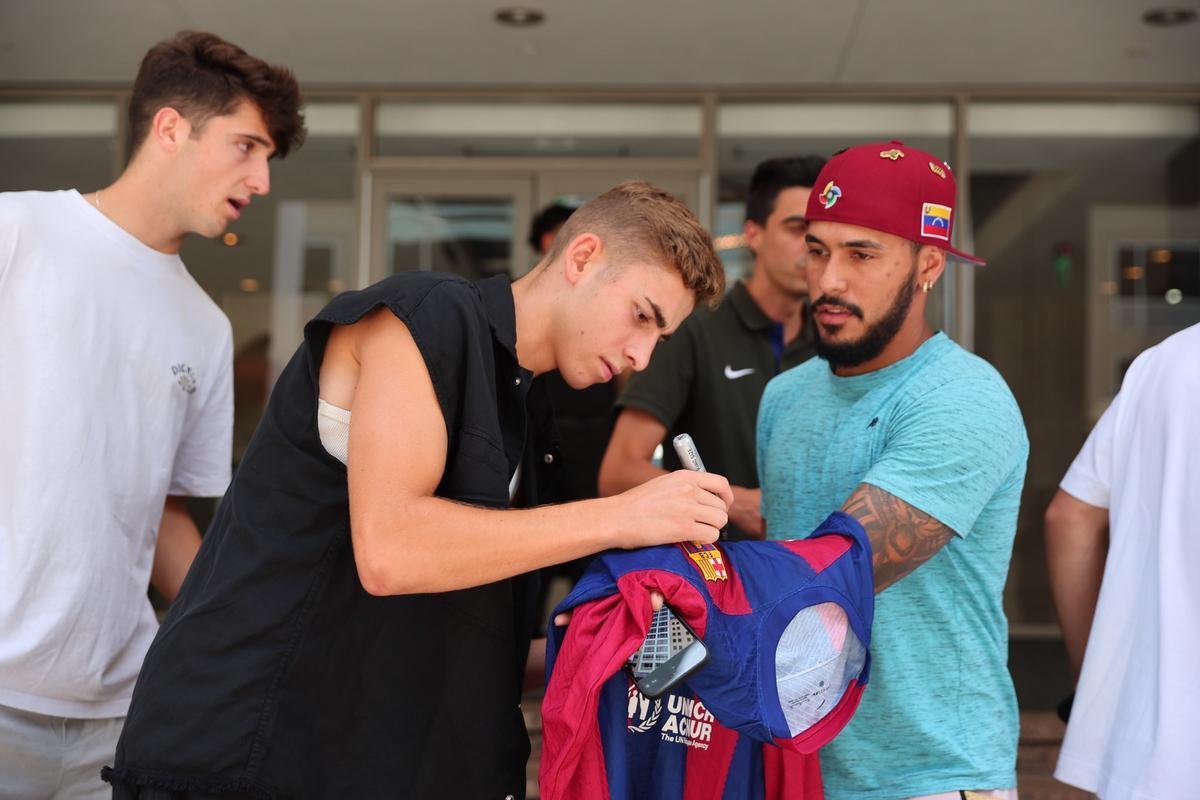 Fermín i Gavi firmando autógrafos en el hotel en Dallas