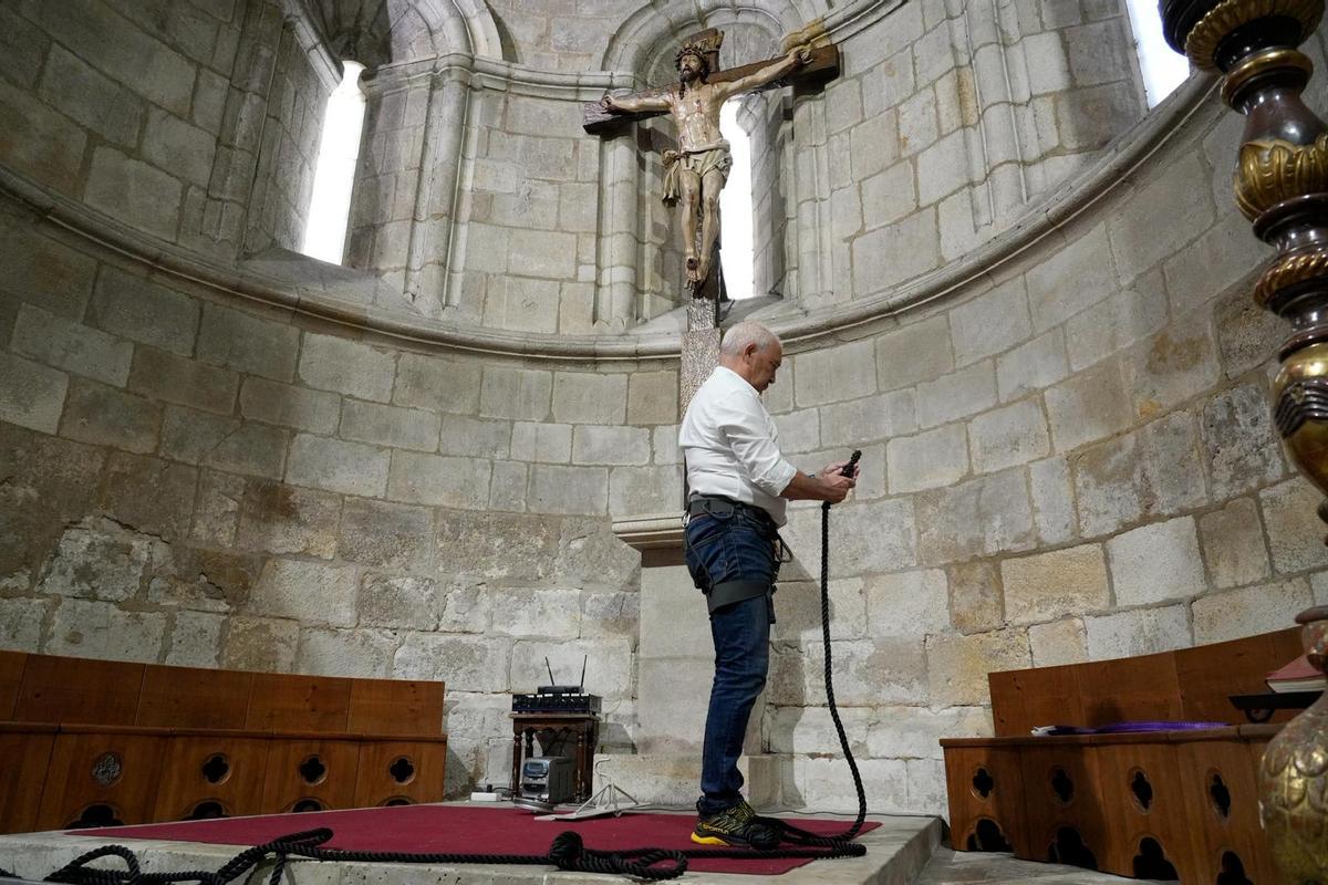 GALERÍA | Los hermanos de las Siete Palabras preparan el Cristo de la Agonía para la procesión del Martes Santo