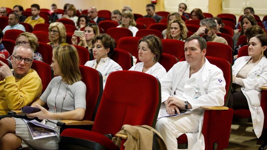 Participantes en una charla en el hospital de Cabueñes.