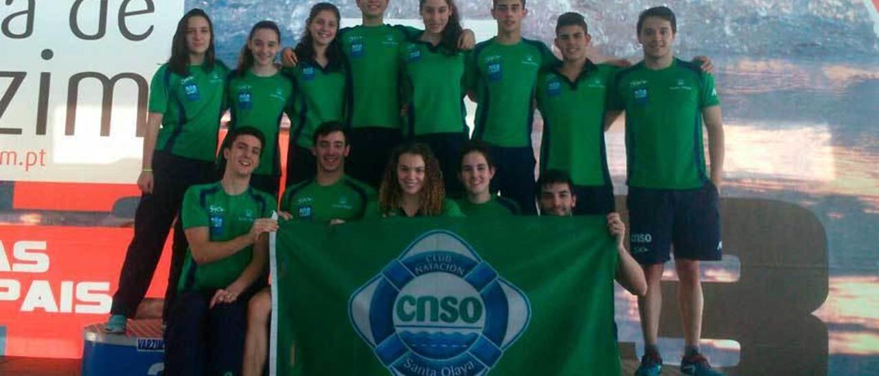 Equipo de natación que tomó parte en la competición portuguesa.