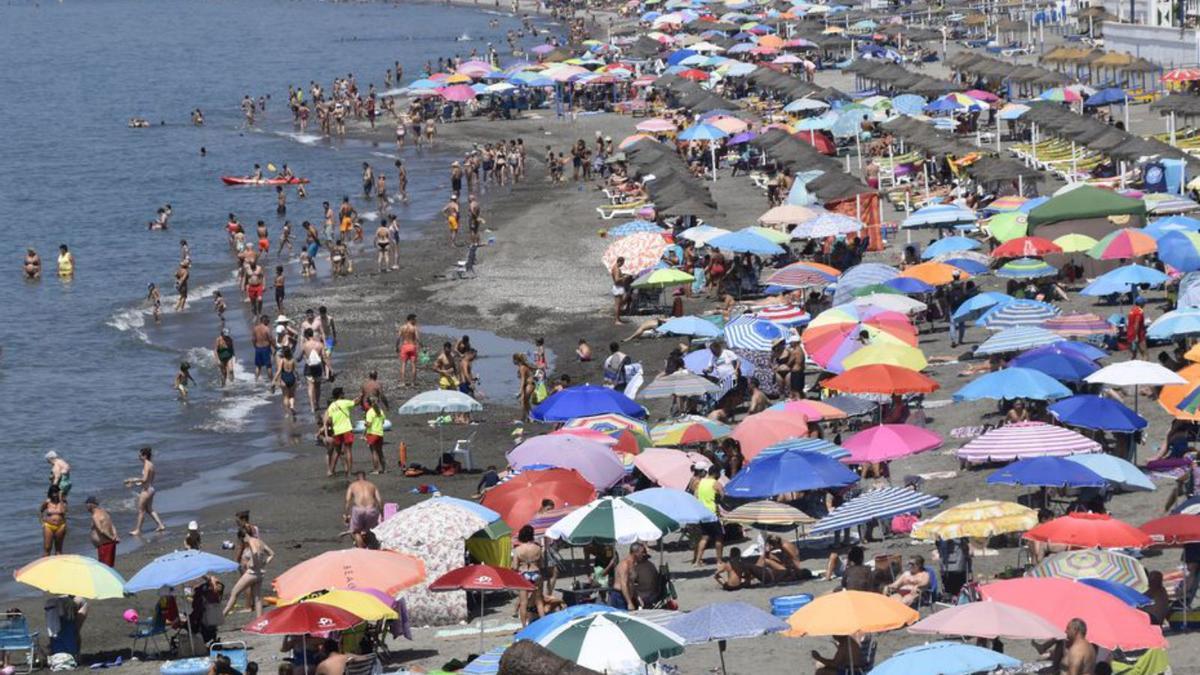 Torrox ya fue pionero en prohibir la reserva de espacio en la playa.