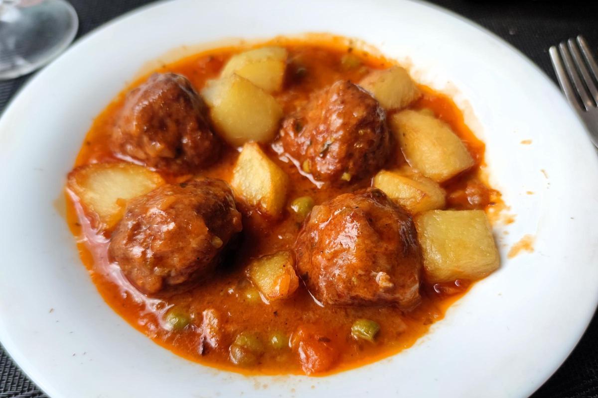 Las albóndigas a la jardinera de Bar El Cuco.