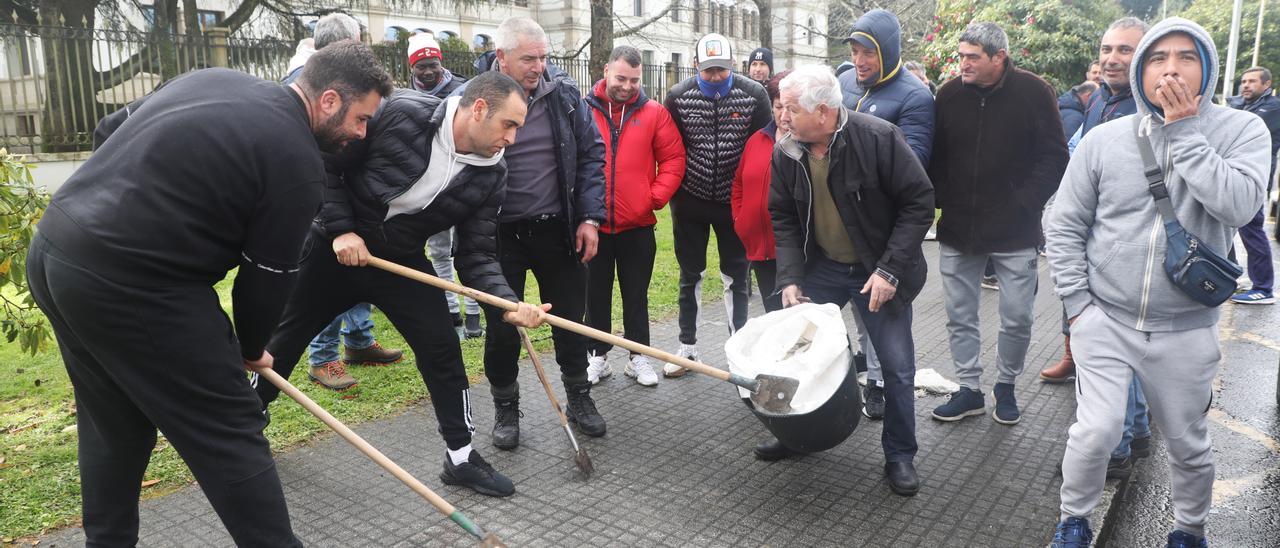 La protesta desplegada por los mejilloneros en Santiago, ayer, raspeta en mano.   | //  XOÁN ÁLVAREZ