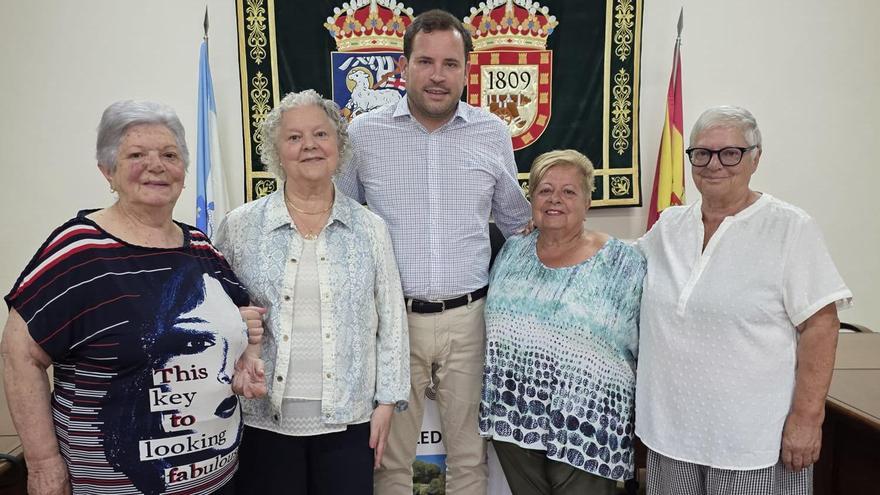 Familiares de Antonio Pousada, con Jorge Cubela