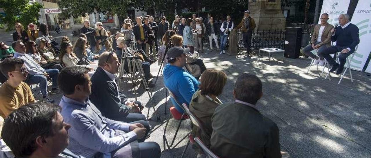 Óscar Pérez y Pachi Vázquez, durante la presentación de la candidatura de Espazo Común. // Carlos Peteiro