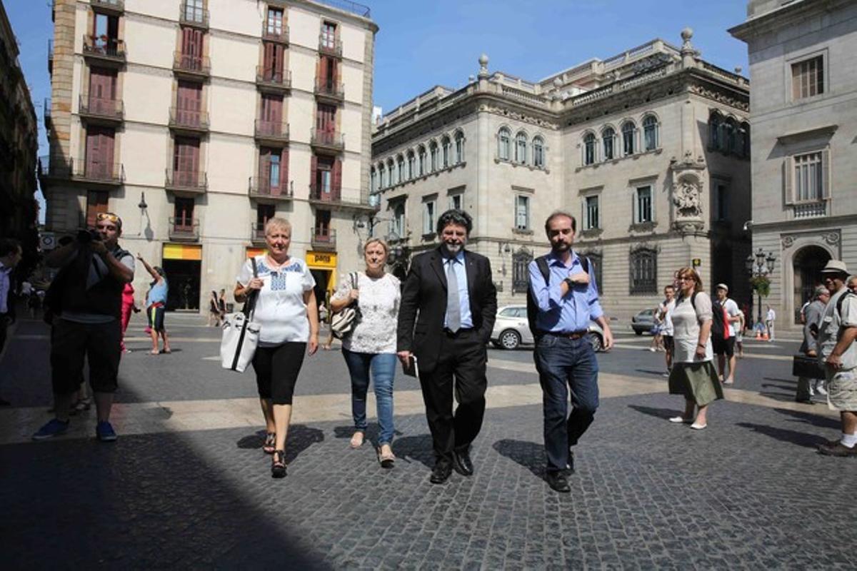 Castellà arriba a la reunió.