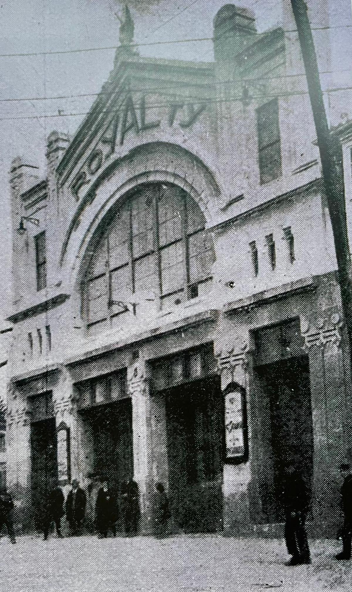 El Royalty, situado en el solar que hoy ocupa el Hotel Compostela, fue el primer teatro-cine de Galicia